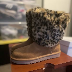 KOOLABURRA BY UGG DEZI SHORT CHEETAH